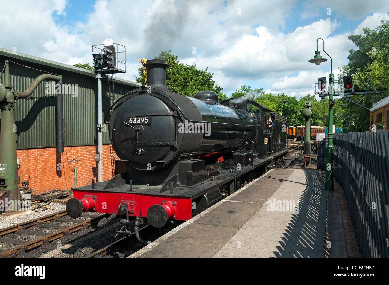 LNER Q6 0-8-0 n. 63395 locomotiva a vapore a Pickering stazione sul NYMR, nello Yorkshire, Inghilterra, Regno Unito Foto Stock