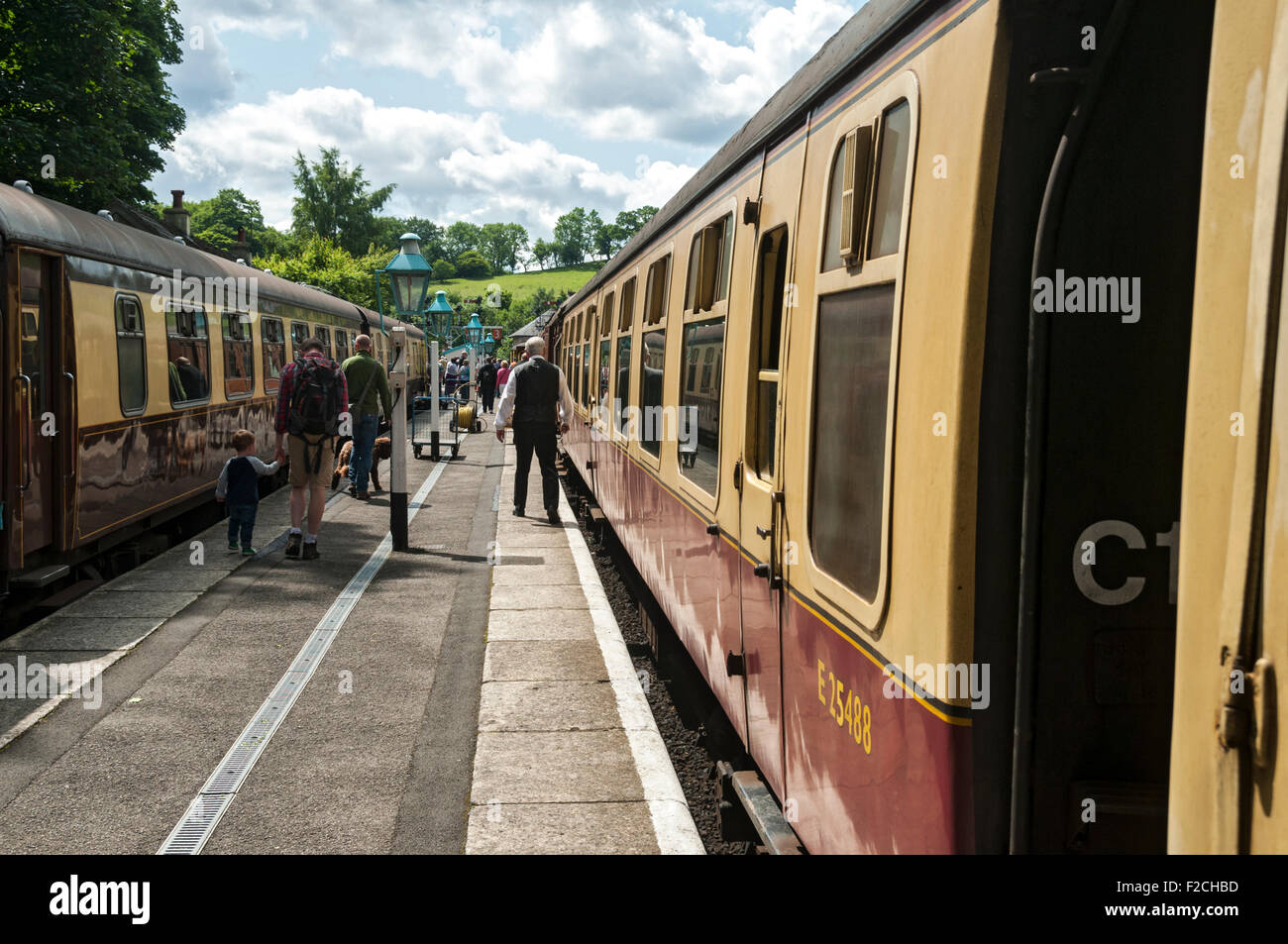 Vintage di carrozze passeggeri a Grosmont stazione sulla North Yorkshire Moors Railway, nello Yorkshire, Inghilterra, Regno Unito Foto Stock