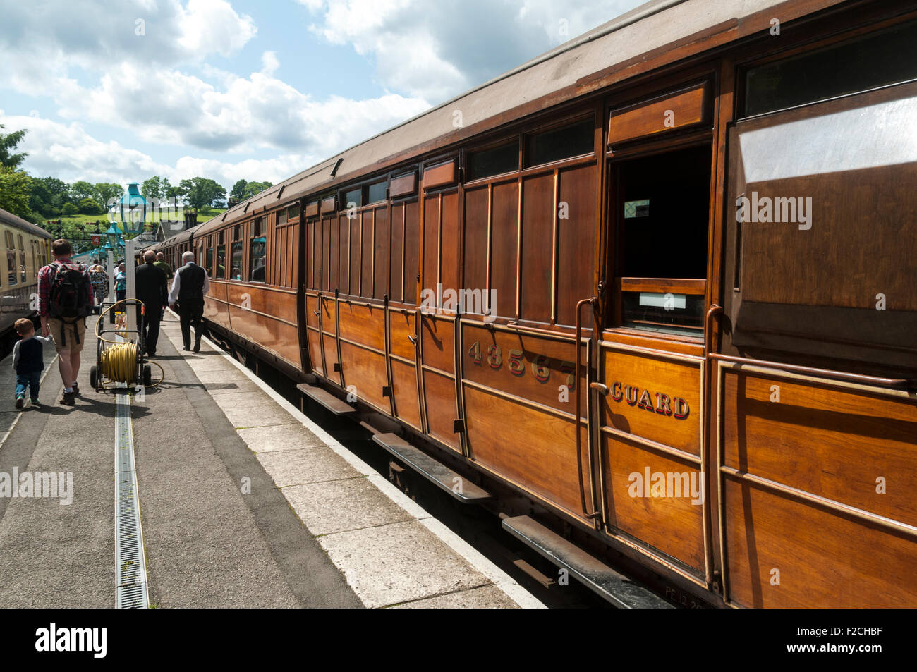 Legno di teak di carrozze passeggeri e della guardia van a Grosmont stazione sulla North Yorkshire Moors Railway, nello Yorkshire, Inghilterra, Regno Unito Foto Stock