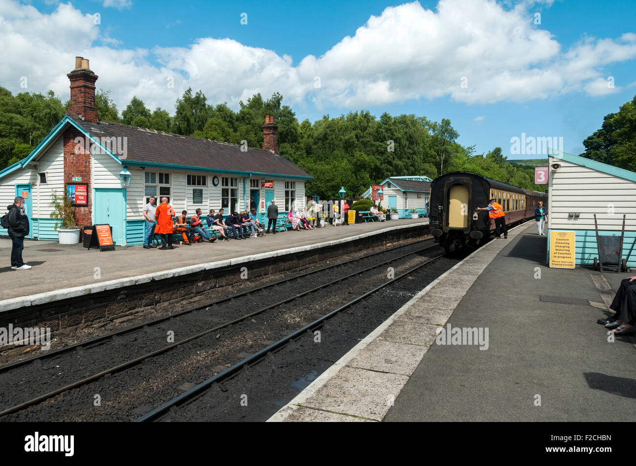Edifici di stazione e carrozze passeggeri a Grosmont stazione sulla North Yorkshire Moors Railway, nello Yorkshire, Inghilterra, Regno Unito Foto Stock