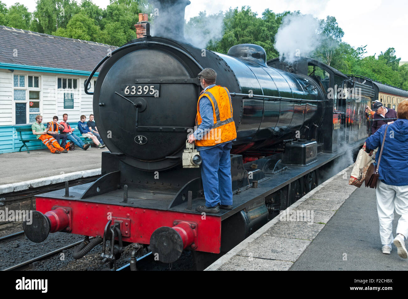 Engineer sul fronte della LNER Q6 0-8-0 n. 63395 locomotiva a vapore a Grosmont stazione sul NYMR, nello Yorkshire, Inghilterra, Regno Unito Foto Stock