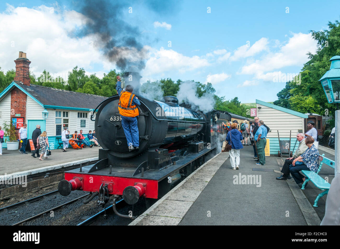Engineer sul fronte della LNER Q6 0-8-0 n. 63395 locomotiva a vapore a Grosmont stazione sul NYMR, nello Yorkshire, Inghilterra, Regno Unito Foto Stock