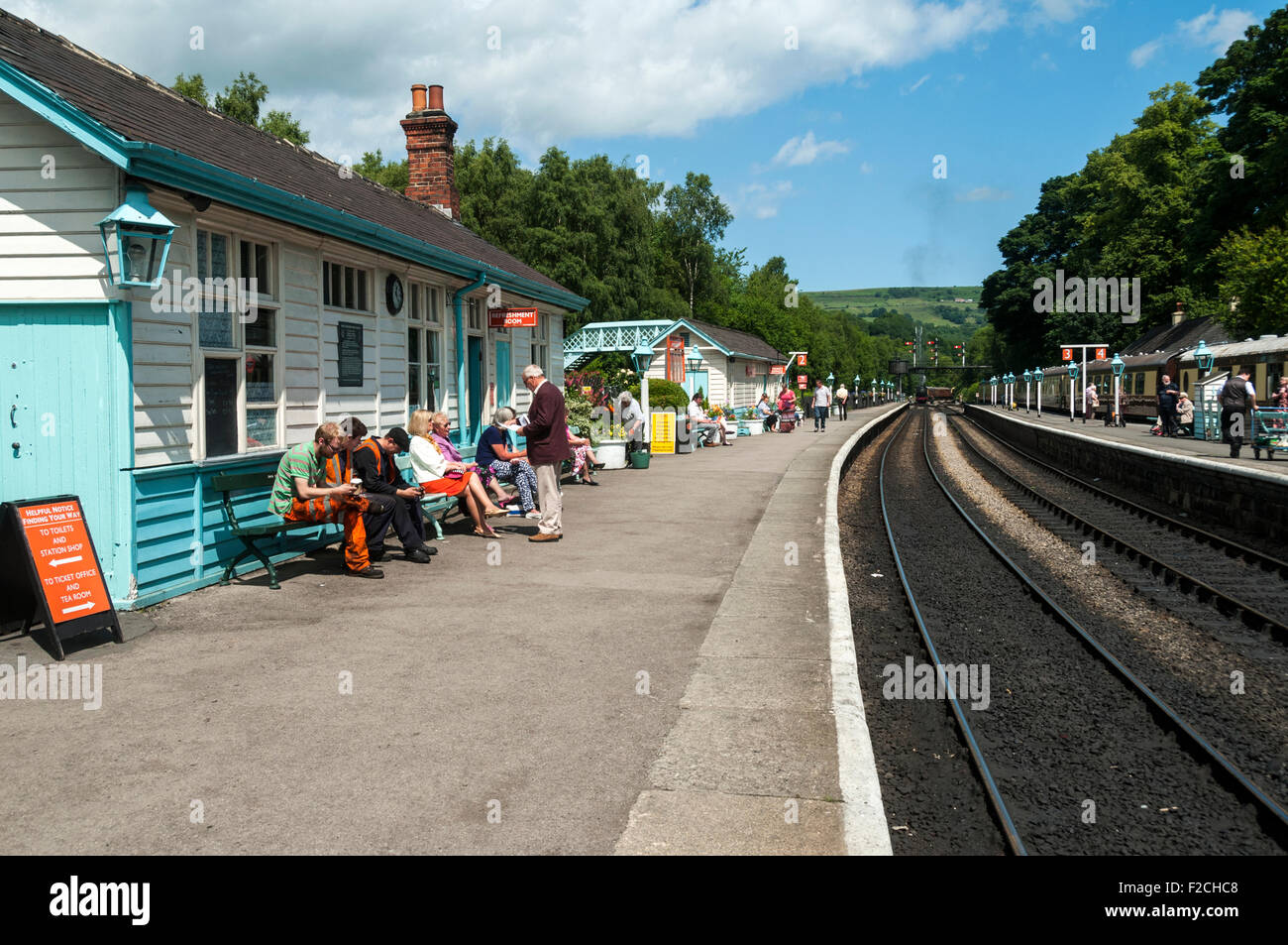 Edifici di stazione e piattaforme a Grosmont stazione sulla North Yorkshire Moors Railway, nello Yorkshire, Inghilterra, Regno Unito Foto Stock