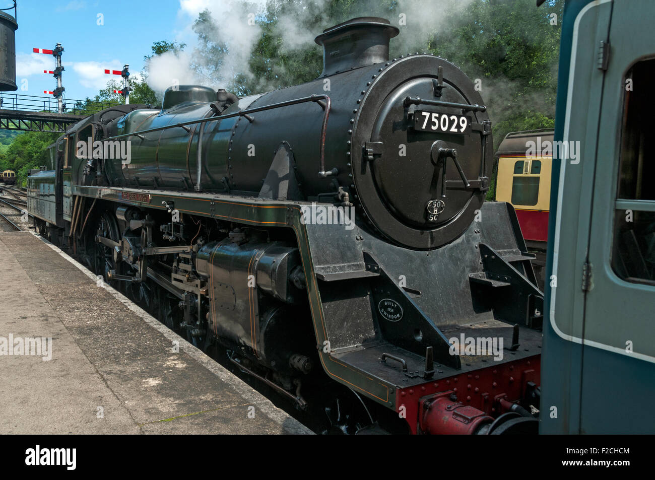 BR Standard 4MT 4-6-0 No.75029 " La notte verde " locomotiva a vapore a Grosmont stazione sul NYMR, nello Yorkshire, Inghilterra, Regno Unito Foto Stock