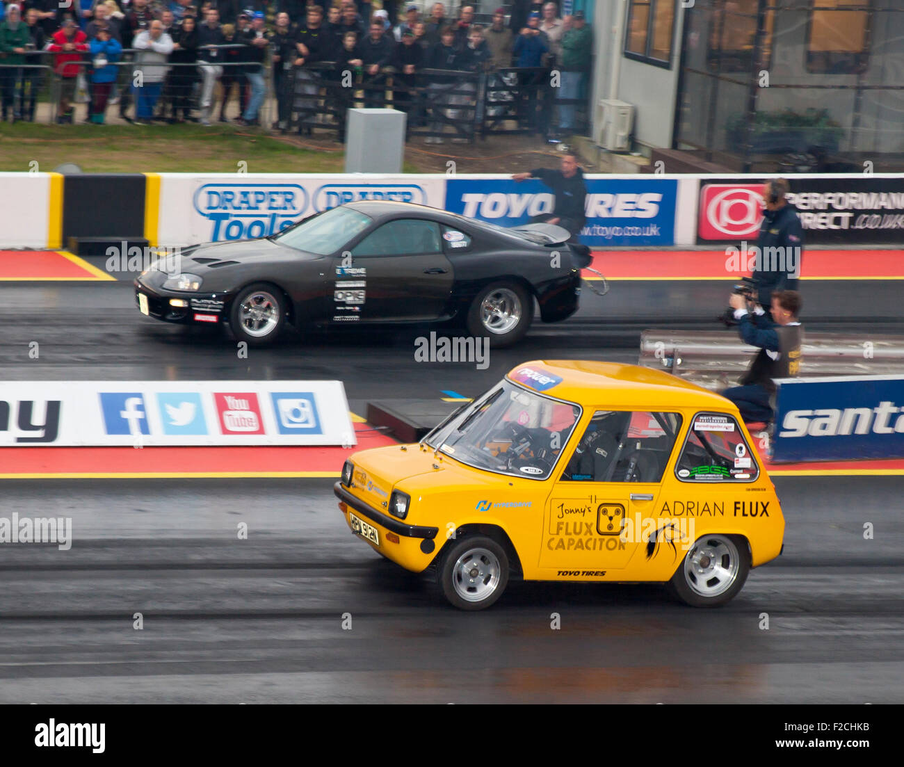 Auto elettrica drag racing nel Pro et classe a Santa Pod. Jonny Smith nearside guida un Enfield 8000. Foto Stock