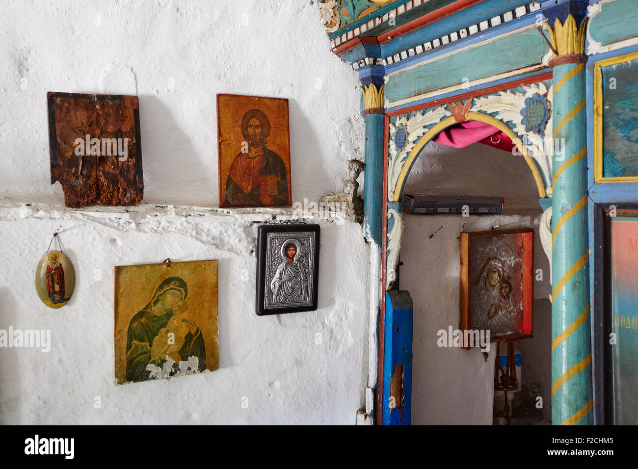 Le icone sulla parete in un tradizionale chiesa greca, Ikaria, Grecia. Foto Stock