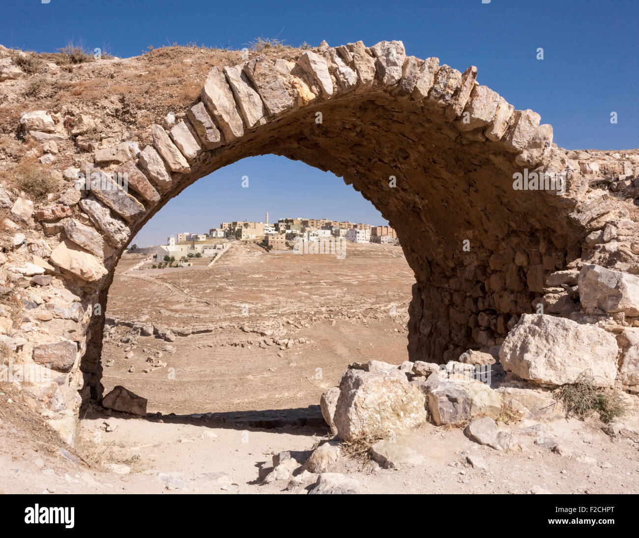 Arco di Crusader chiesa a Kerak (Karak castello) in Giordania il framing new town a distanza Foto Stock