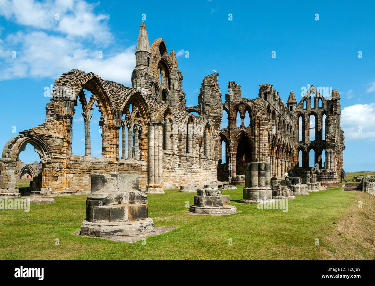 I resti di Whitby Abbey (XIII secolo), Whitby, nello Yorkshire, Inghilterra, Regno Unito Foto Stock