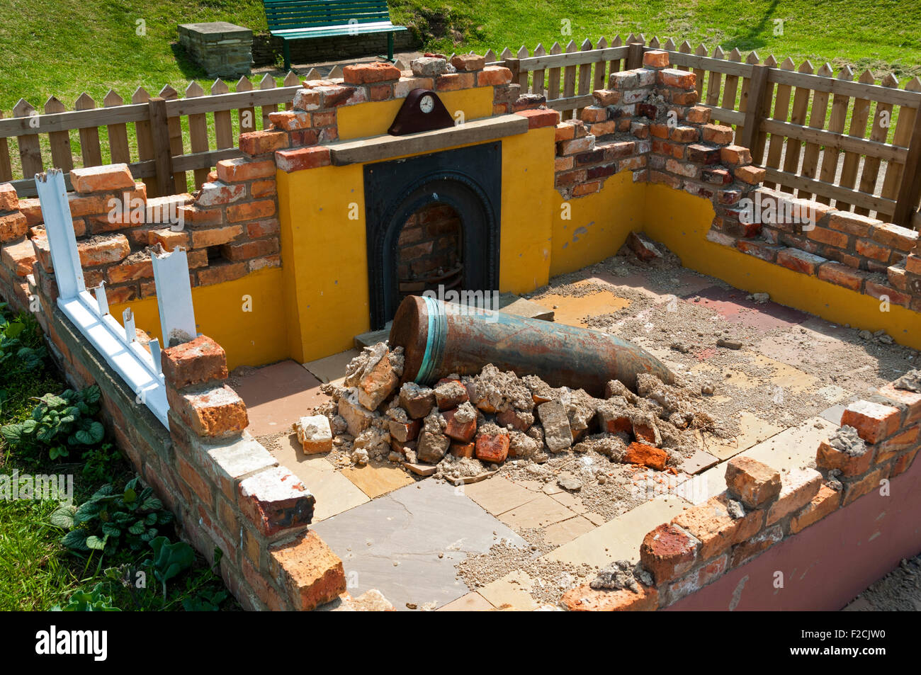 Il memorial garden per la commemorazione del bombardamento di Whitby nel 1914. West Cliff, Whitby, nello Yorkshire, Inghilterra, Regno Unito Foto Stock