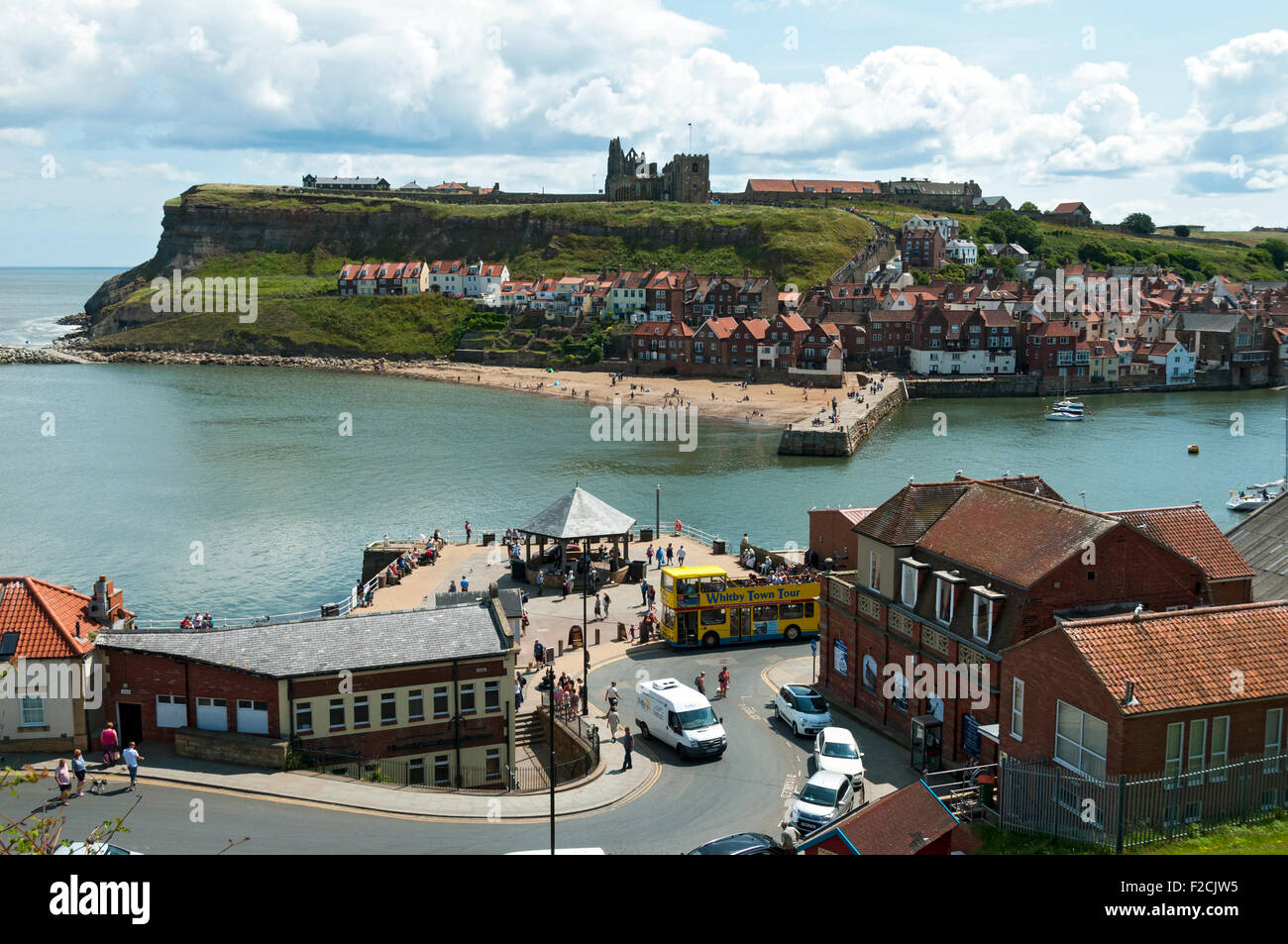 Whitby Abbey e la scogliera Haggerlythe dal Khyber Pass Road, Whitby, nello Yorkshire, Inghilterra, Regno Unito Foto Stock