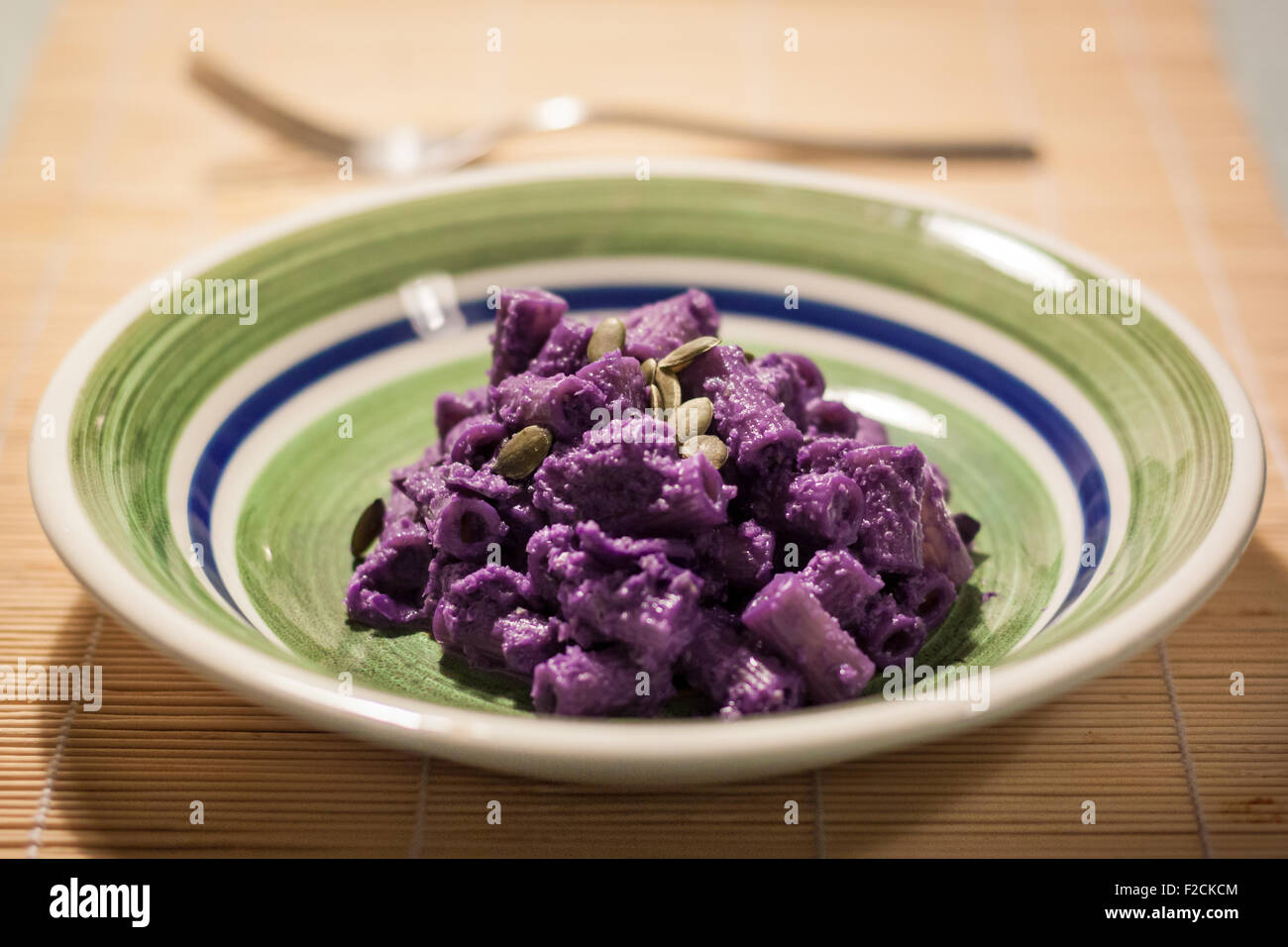 Viola la pasta corta con crema di cavolo rosso e semi di girasole Foto Stock
