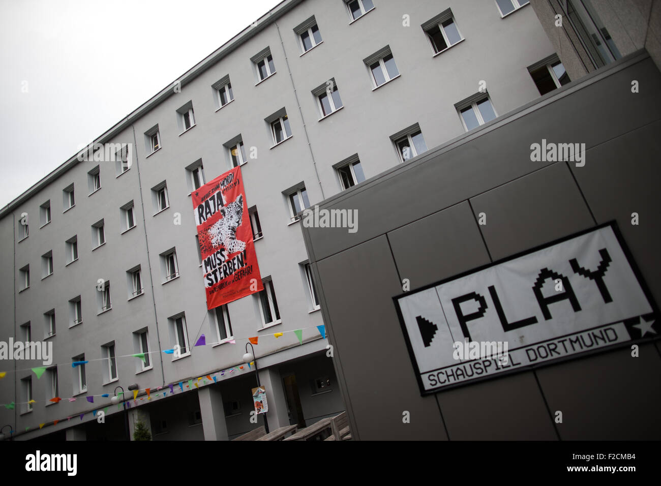 Un banner a leggere 'Raja muss sterben!" (Raja deve morire) si blocca al Teatro Dortmund, a Dortmund, Germania, 16 Septemeber 2015. Con una presunta uccisione di animali in Dortmund, lo Zoo di Berlino " artisti gruppo "Centro di Bellezza politico' (acciaio zincato) vuole sterzare le opinioni del pubblico per la continua sofferenza in Siria. Foto: MAJA HITIJ/dpa Foto Stock