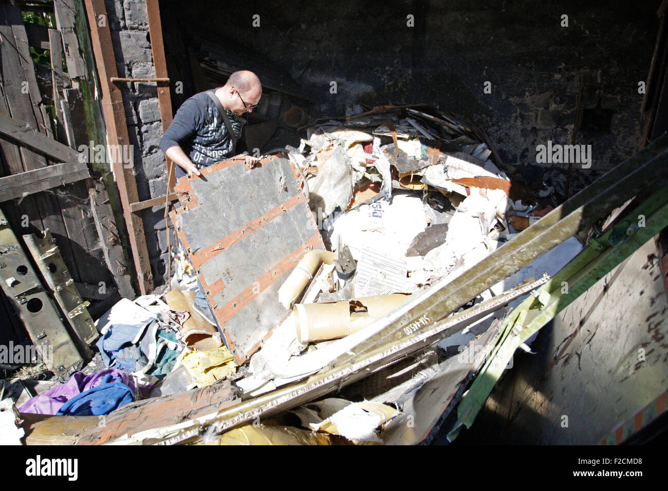 Rossipne, Ucraina. 16 Settembre, 2015. i detriti dalla Malaysia Airlines MH17 raccolti dai residenti locali nel villaggio di Rossipne, nella regione di Donetsk, Ucraina orientale. La relazione finale sulla causa del MH17 crash sarà reso pubblico il 13 ottobre. (Xinhua/Alexander Ermochenko) Credito: Xinhua/Alamy Live News Foto Stock