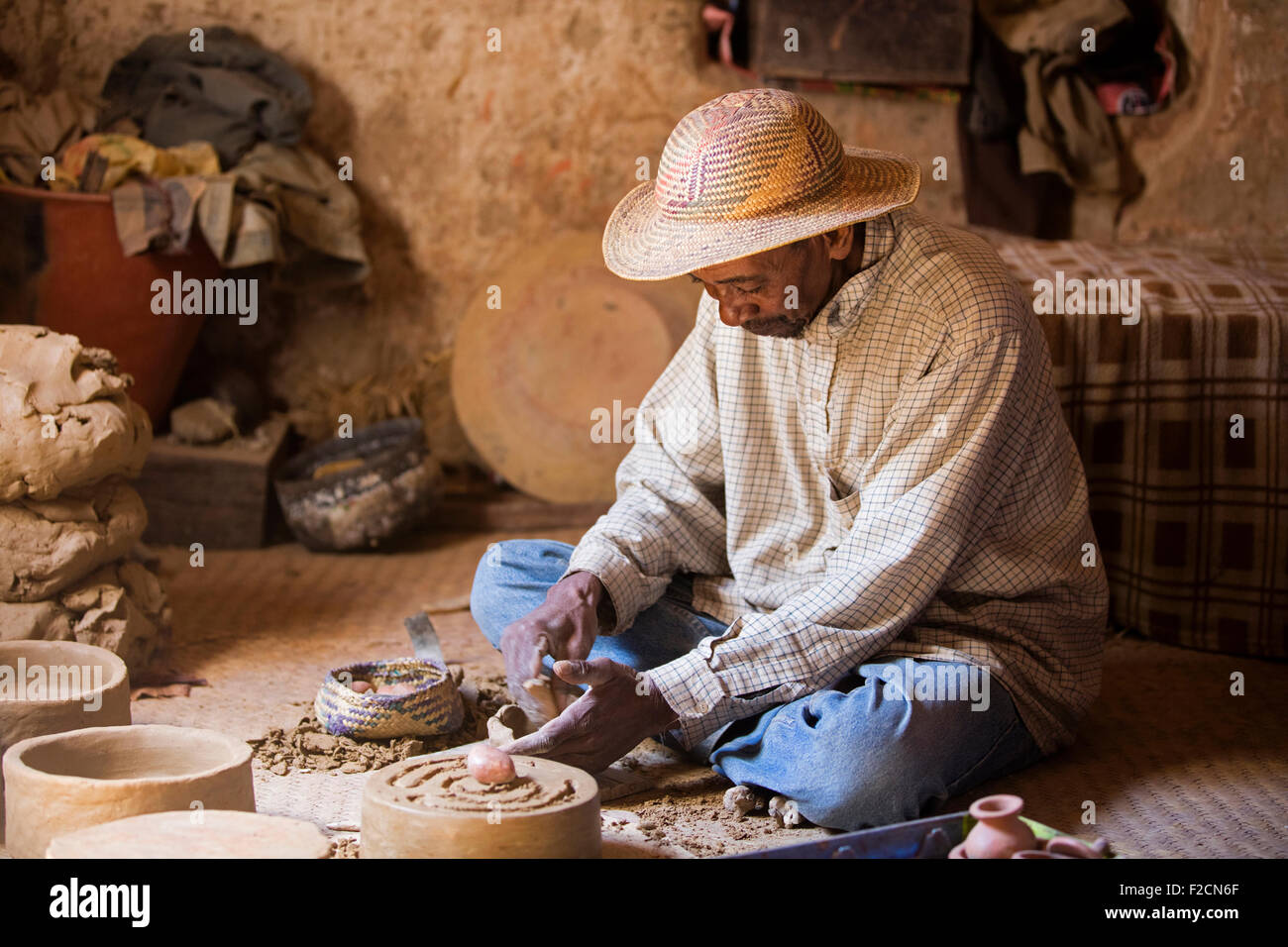 Betsileo potter rendendo ceramica tradizionale a casa, Fianarantsoa, Haute Matsiatra, Madagascar, Africa Sud-est Foto Stock