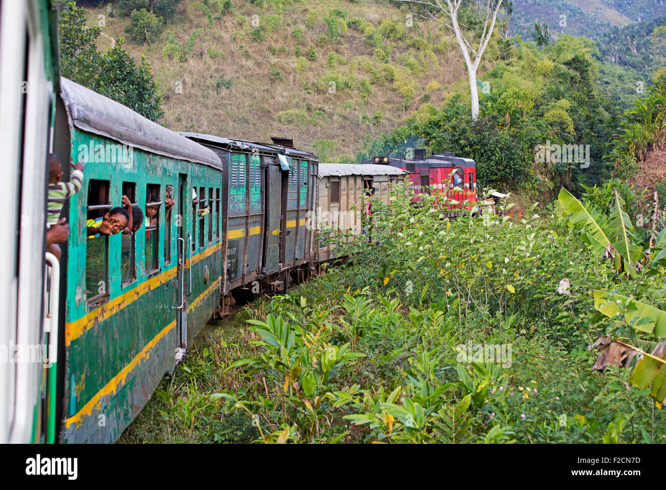 Il vecchio treno sulla linea ferroviaria da Fianarantsoa a Manakara, Madagascar, Africa Sud-est Foto Stock