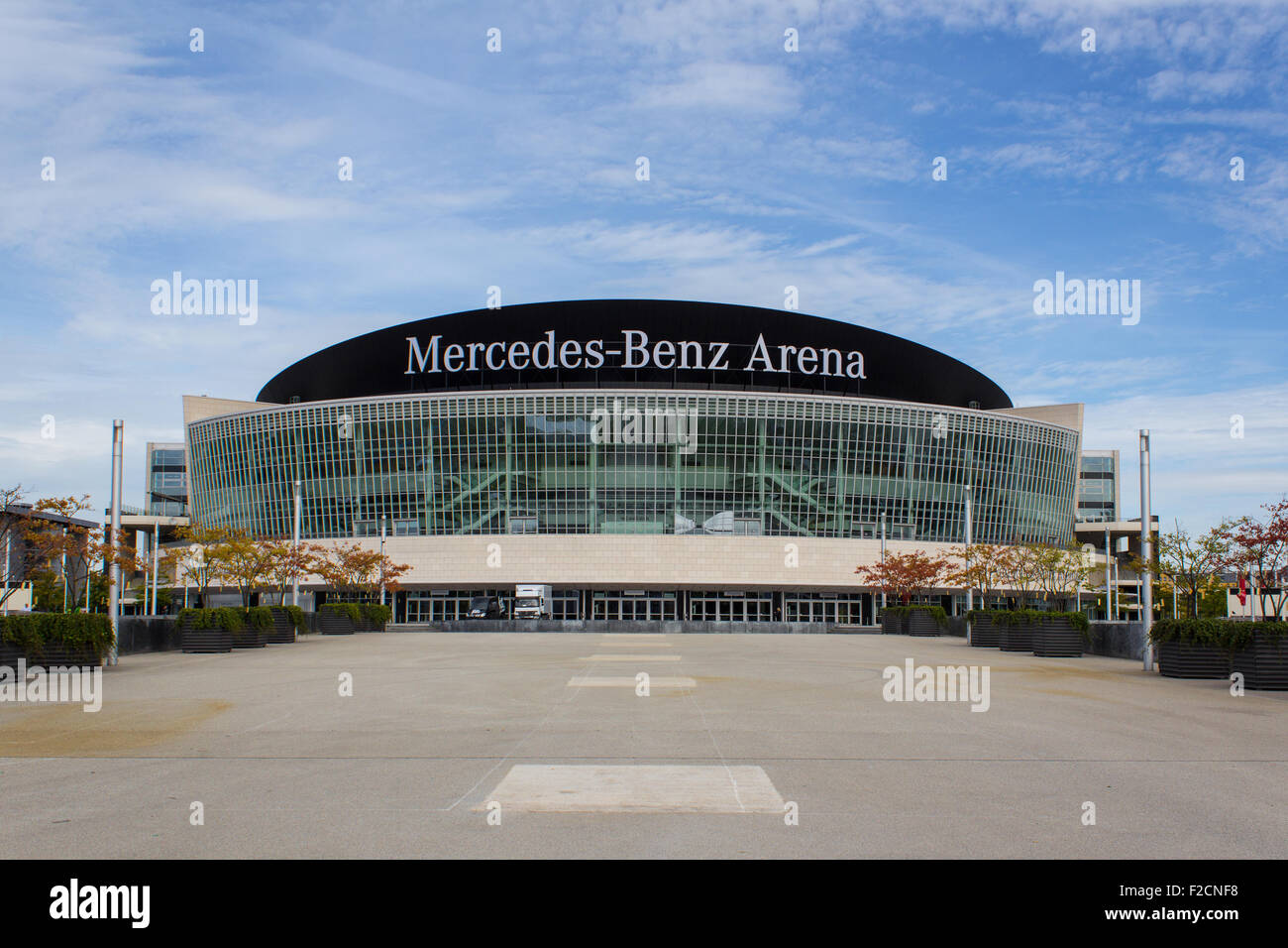 Berlino, 16 Settembre 2015: La Mercedes Benz Arena facciata a Berlino, Germania. La Mercedes Benz Arena ( formalmente :O2 World Foto Stock