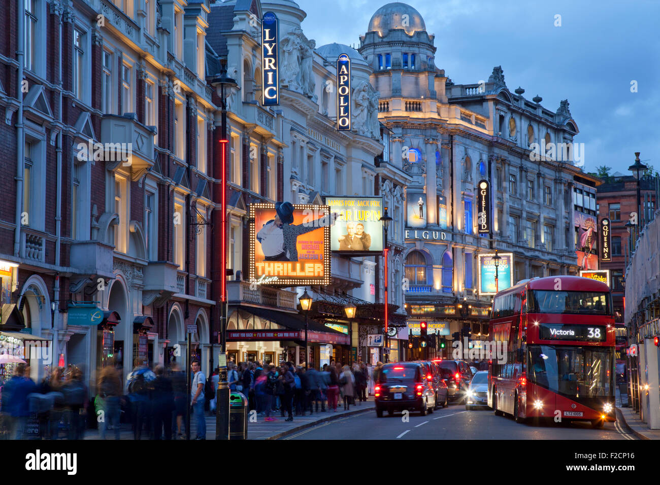 Theatreland di Londra di notte, Shaftesbury Avenue, con il bus e la folla di persone Foto Stock