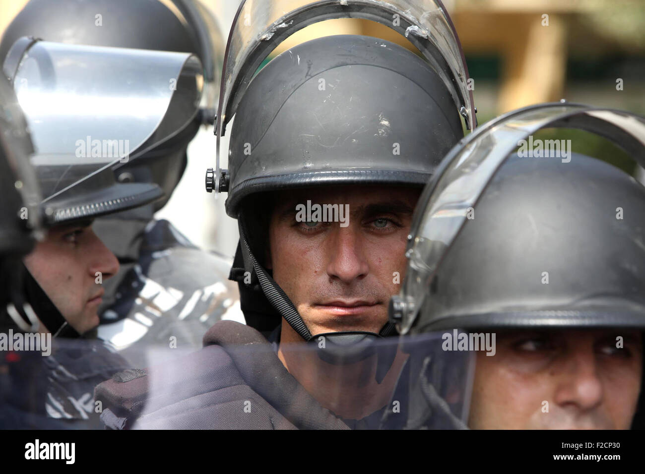 Beirut Beirut, Libano. Xvi Sep, 2015. Polizia guardia come attivisti libanesi da 'Voi Stink' la campagna di protesta contro oggi la sessione di un dialogo di alto figure politiche, accusato dal gruppo di non riuscire a risolvere una crisi per la spazzatura edificazione nelle strade, nel centro cittadino di Beirut, il 16 settembre 2015 Credit: Marwan Tahtah APA/images/ZUMA filo/Alamy Live News Foto Stock