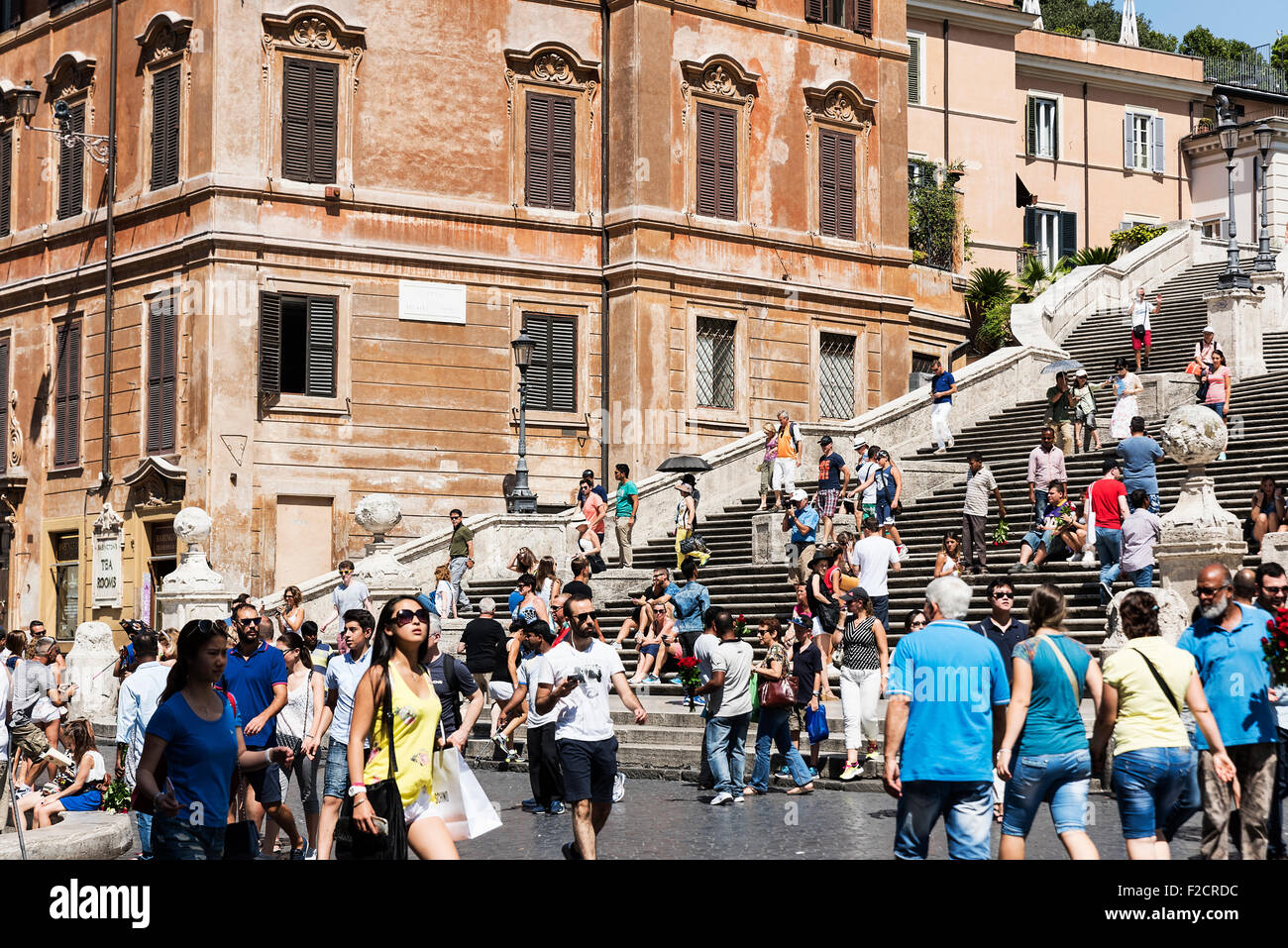 La famosa scalinata di Piazza di Spagna zona pesante attrae folle turistiche, Roma, Italia Foto Stock