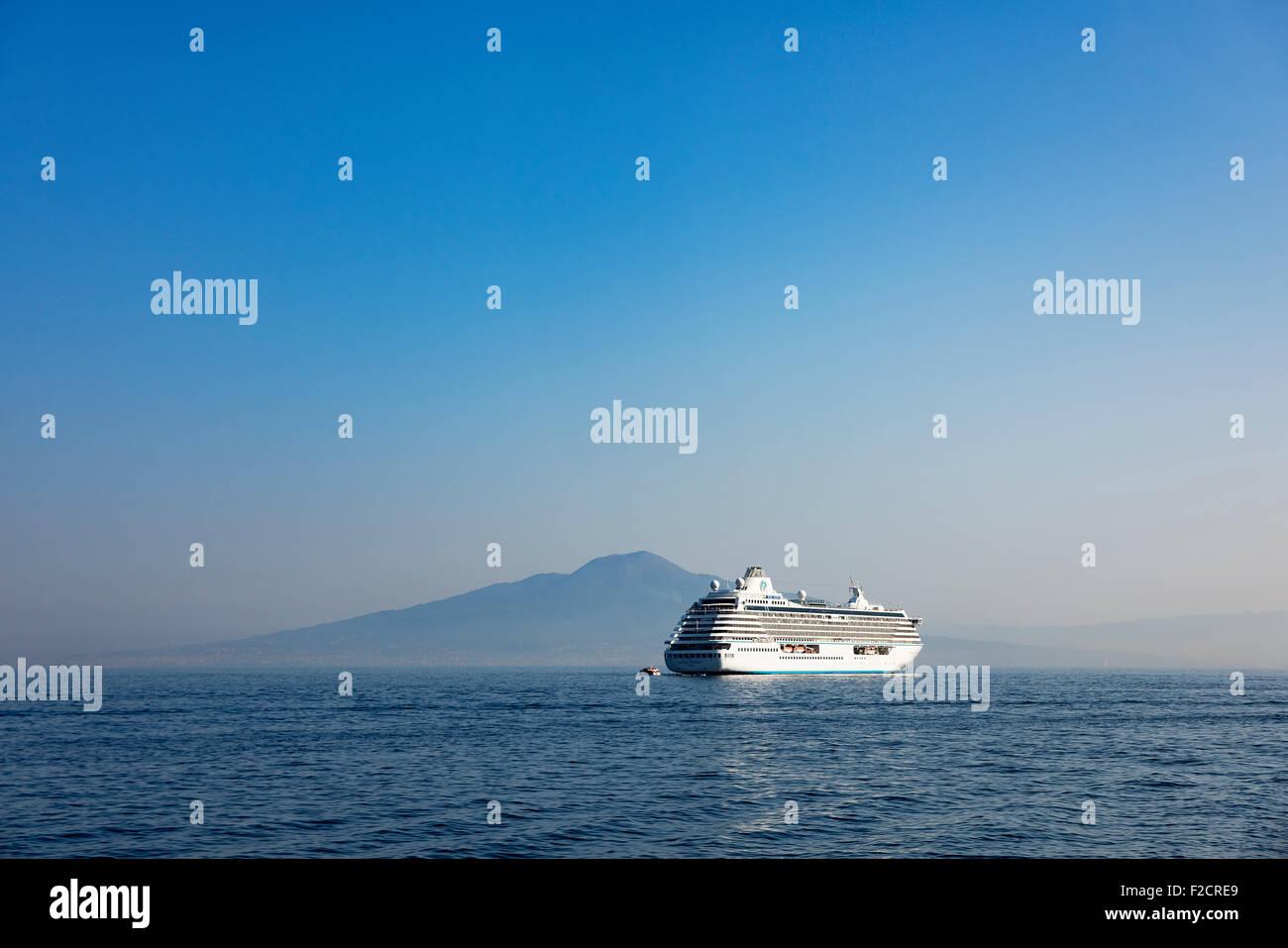 La nave di crociera ancorato sul golfo di Napoli con il Vesuvio nel bacground, Napoli, Italia Foto Stock