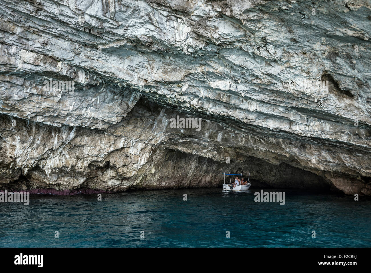 Esplorare le grotte marine sull'Isola di Capri, Campania, Italia Foto Stock