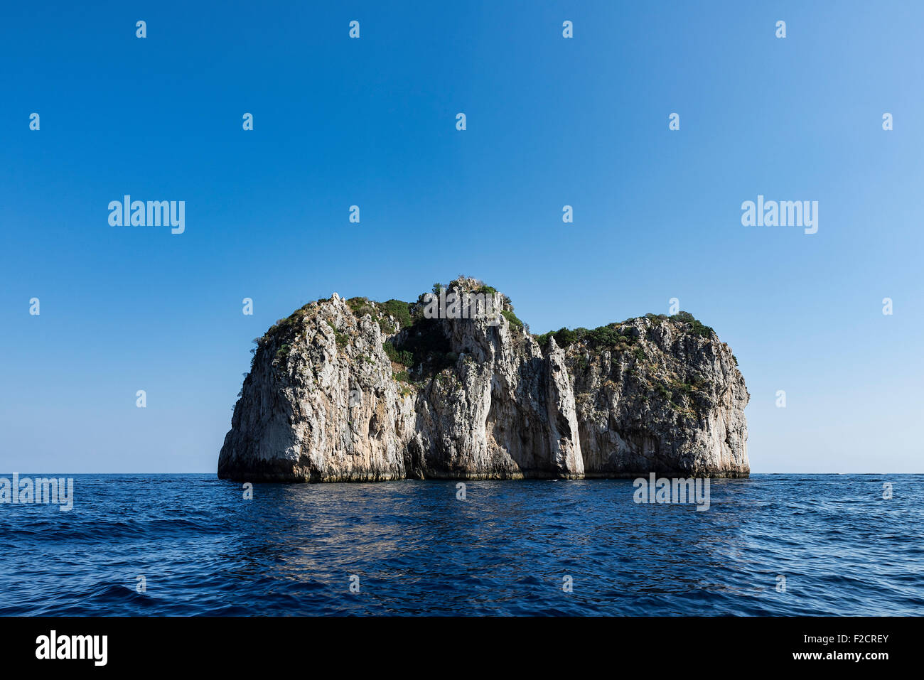 Piccola isola disabitata di costa dell'isola di Capri, Italia Foto Stock