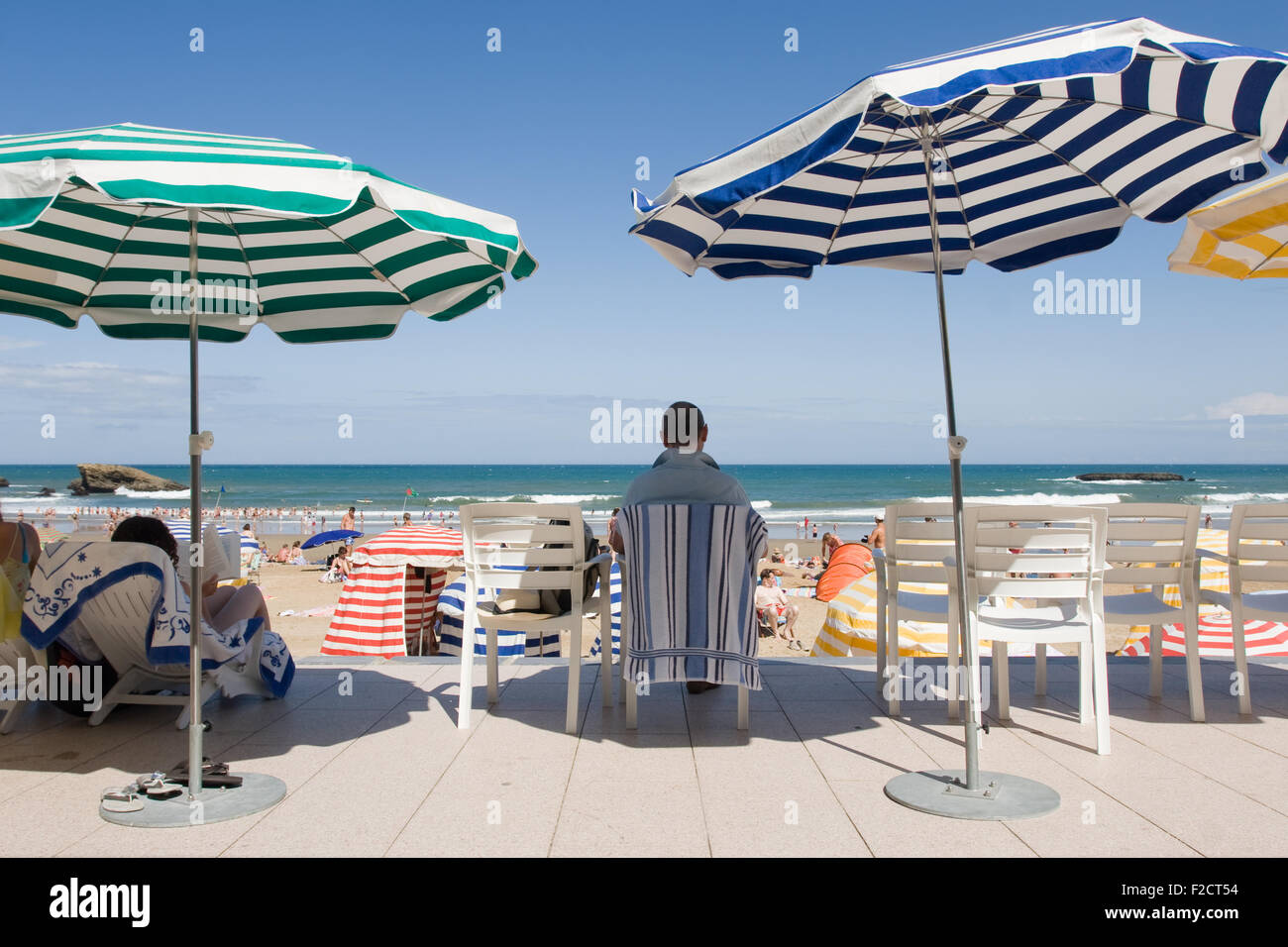 L'uomo la relaxina in spiaggia Foto Stock