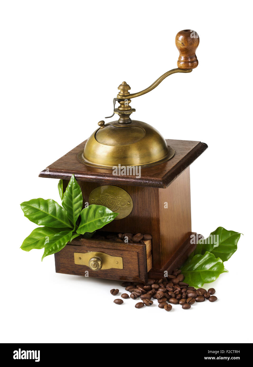 Caffè vecchio mulino con fagioli e lascia isolato su uno sfondo bianco Foto Stock