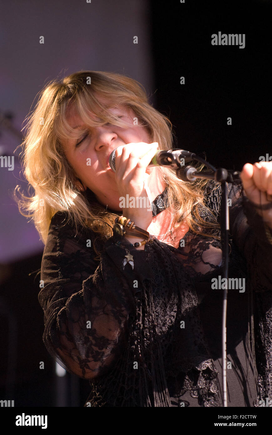 Deborah Bonham (B1962) esecuzione a 3 giorno Weyfest Music Festival 2015, Vita Rurale Centro, Tilford, Farnham, Surrey, Regno Unito. Foto Stock