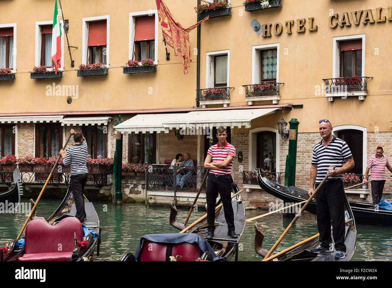 Gondolieri in attesa per i clienti, Venezia, Italia Foto Stock