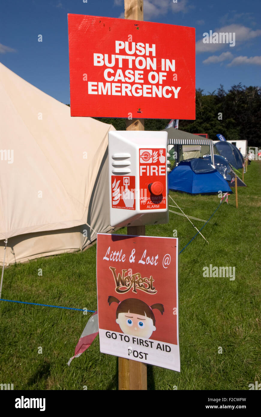 Segnali di informazione vicino al campeggio temporaneo per i visitatori della 3-giorno Wayfest Music Festival 2015, vita rurale centro, Tilfo Foto Stock