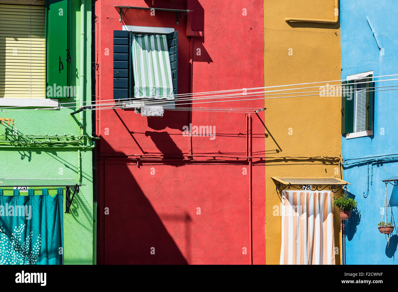 Home colorate facciate in veneziano villaggio di pesca isola di Burano, Italia Foto Stock