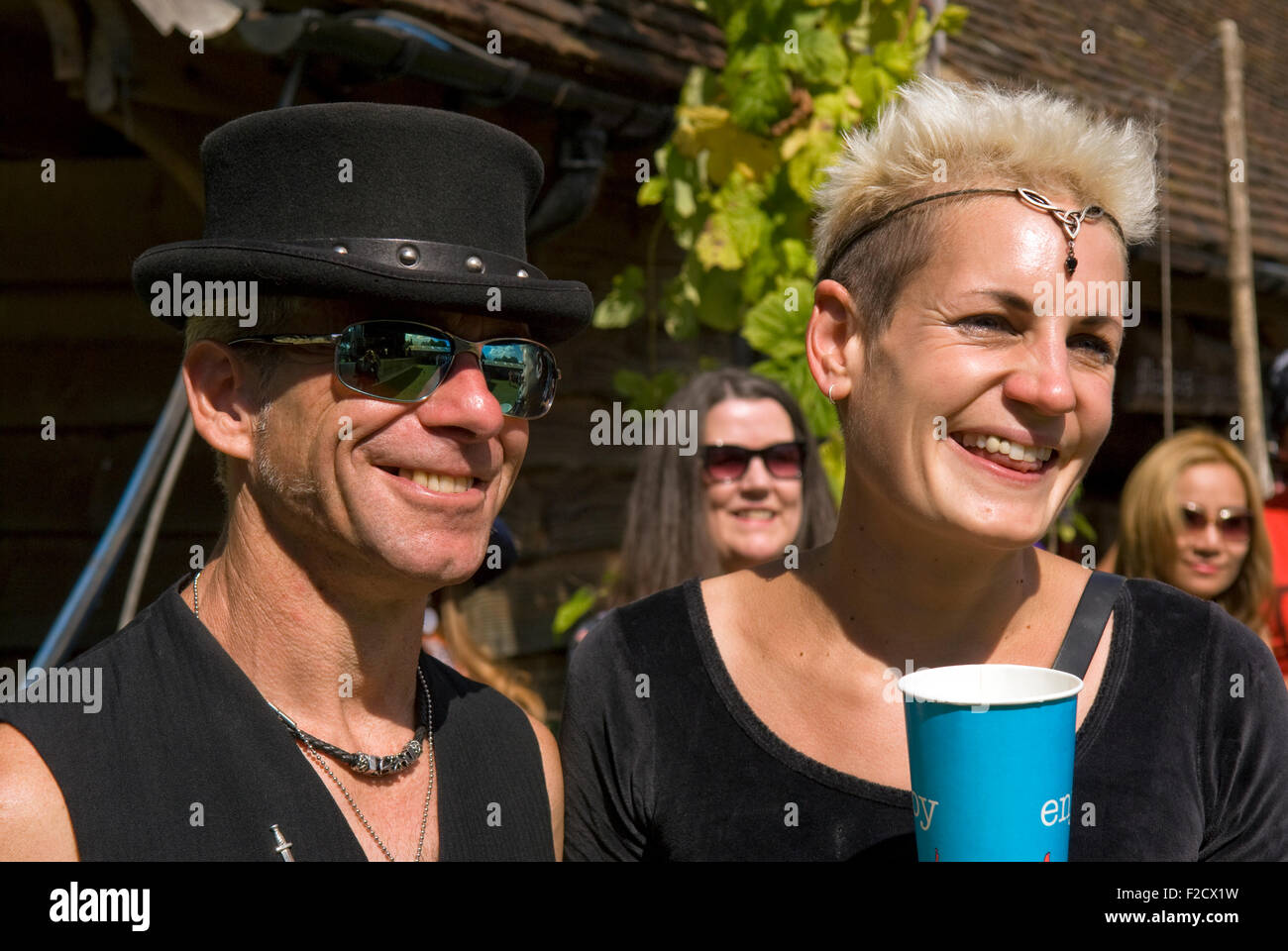I frequentatori del festival godendo della musica a Weyfest 2015, Vita Rurale Centro, Tilford, Farnham, Surrey, Regno Unito. Foto Stock