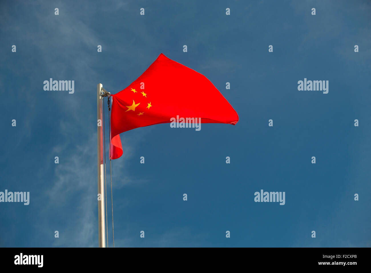 Bandiera della Cina di fronte a un cielo blu Foto Stock