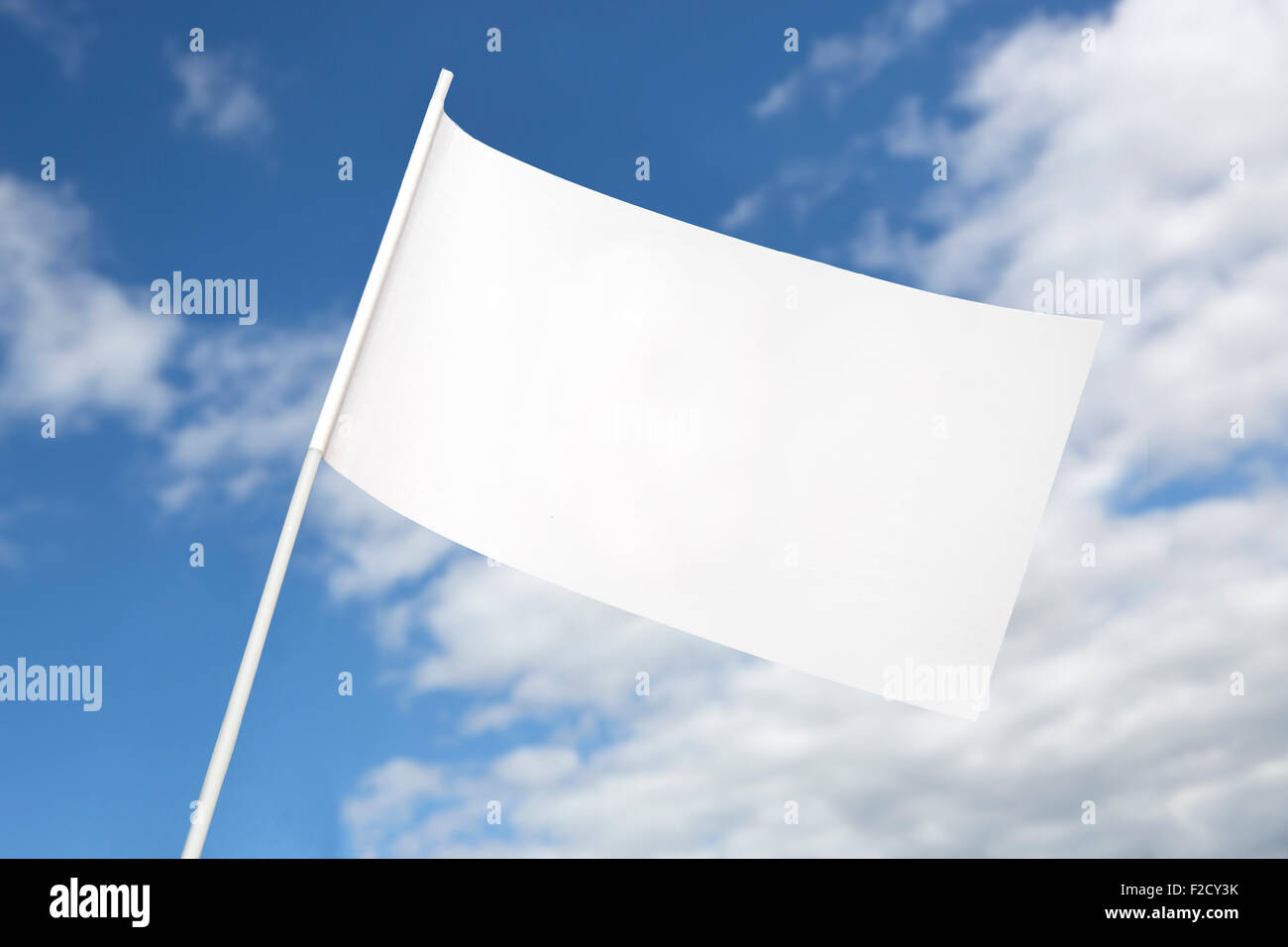 Bandiera bianca per la pace di fronte a un cielo blu Foto Stock