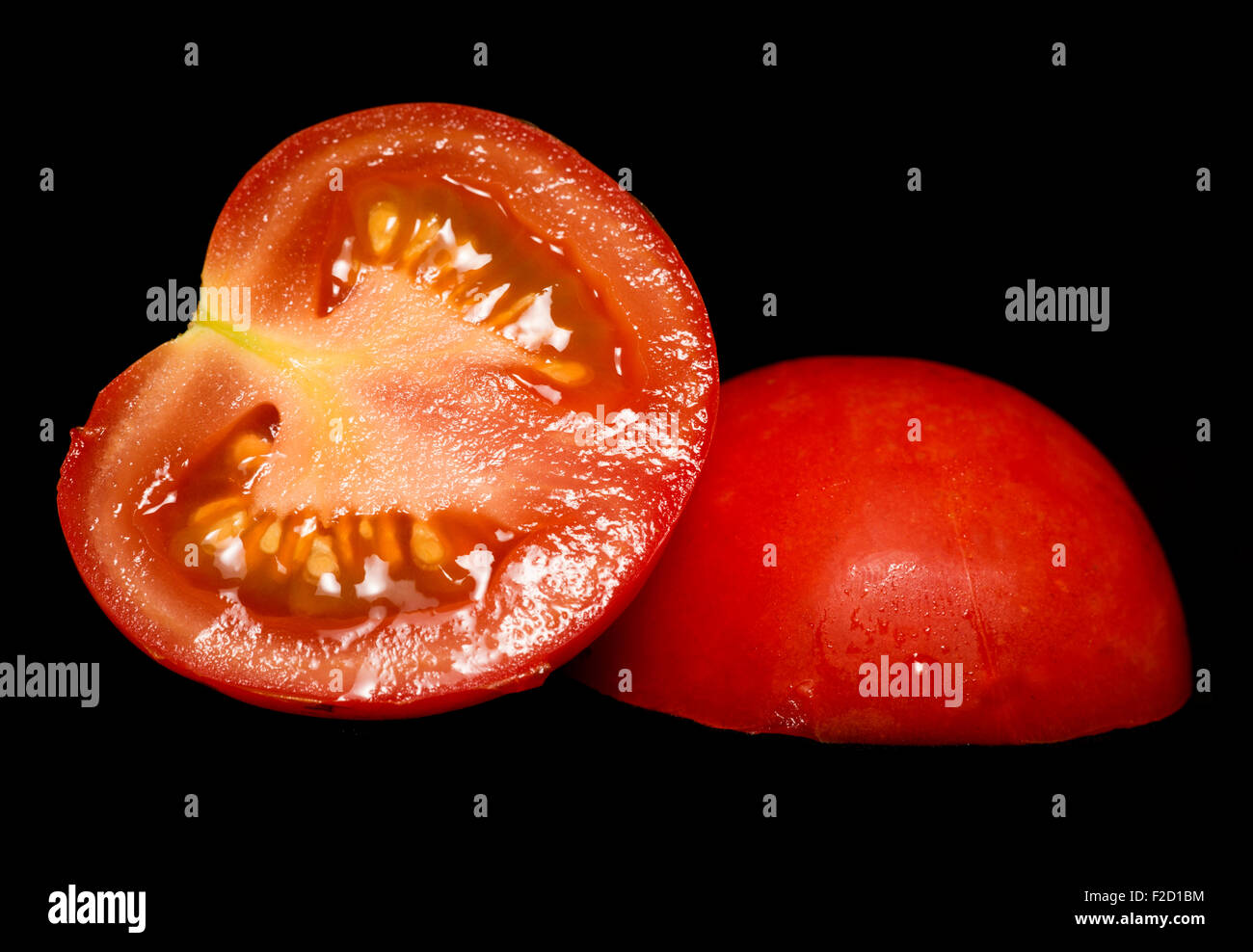 All'interno di un pomodoro su sfondo nero Foto Stock