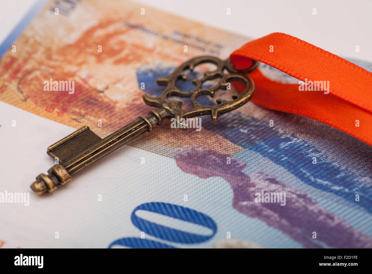 La chiave del successo con fiocco rosso sul franco svizzero nota Foto Stock