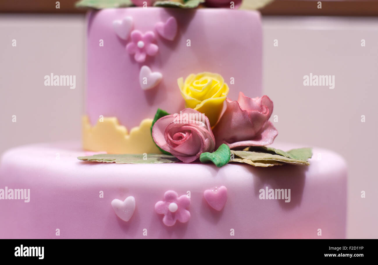 In prossimità di una torta con decorazioni di fiori Foto Stock