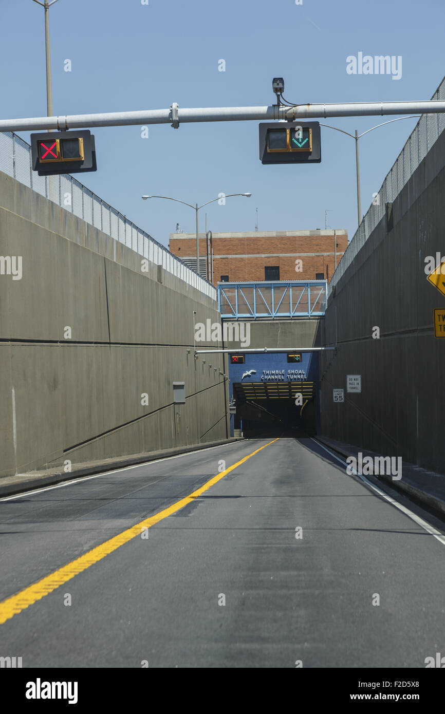 Ingresso a ditale Shoal Channel Tunnel Chesapeake Bay visto dalla prospettiva del veicolo la Chesapeake Bay Bridge Tunnel (CBBT) Foto Stock