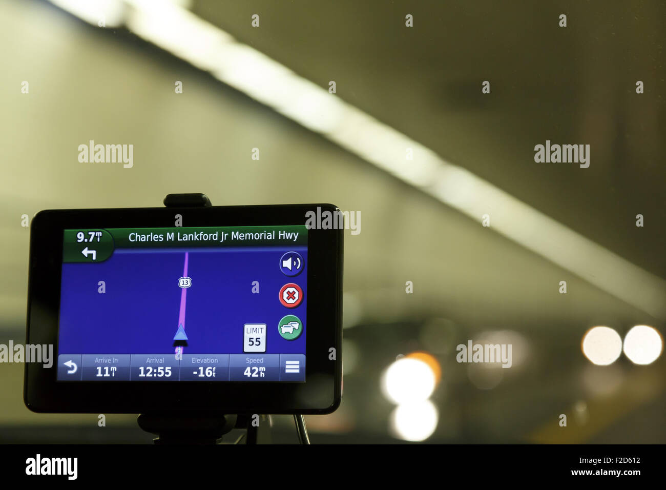 Garmin GPS/Satnav unità in un tunnel con avvicinamento dei fari delle automobili Foto Stock