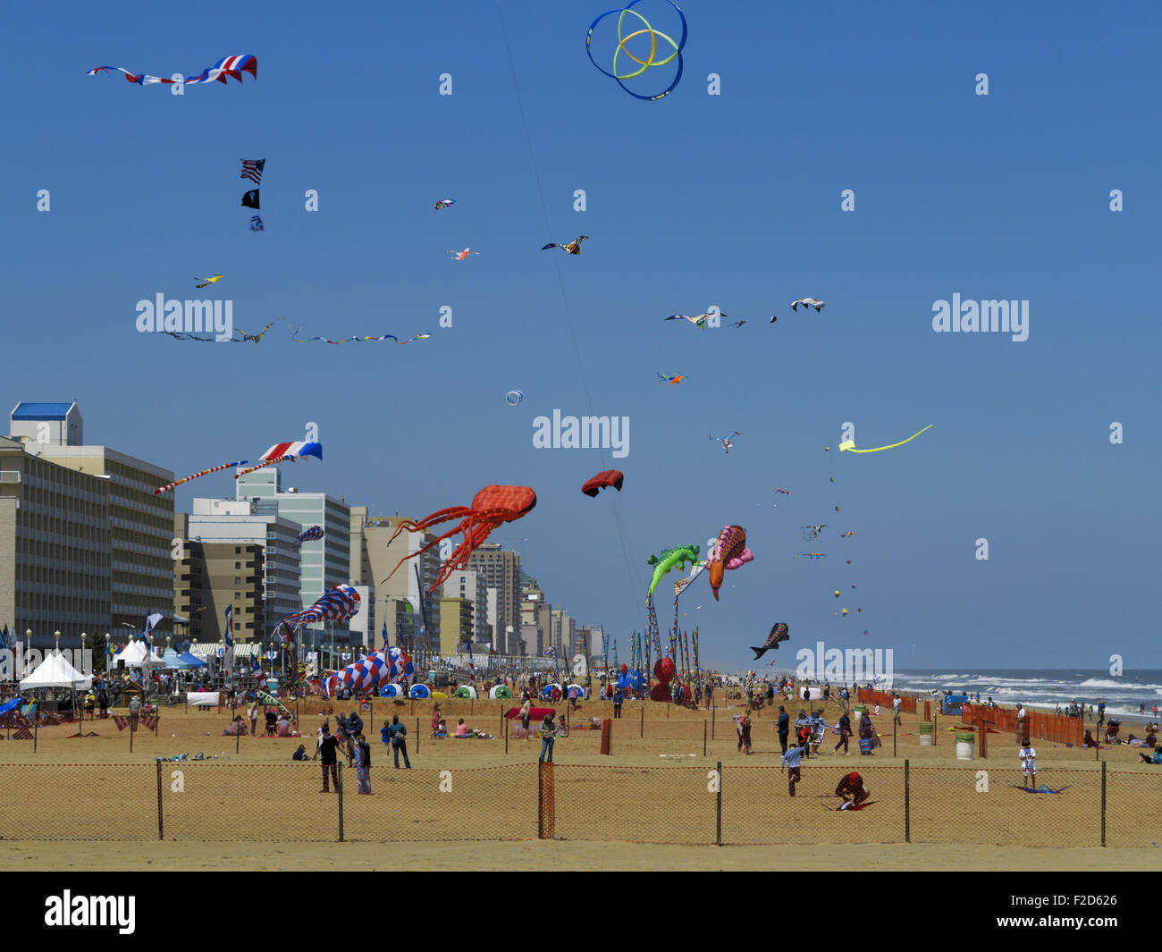 Volare aquiloni di grandi dimensioni Costa Atlantica Kite Festival Virginia Beach, Stati Uniti d'America 2015 Foto Stock