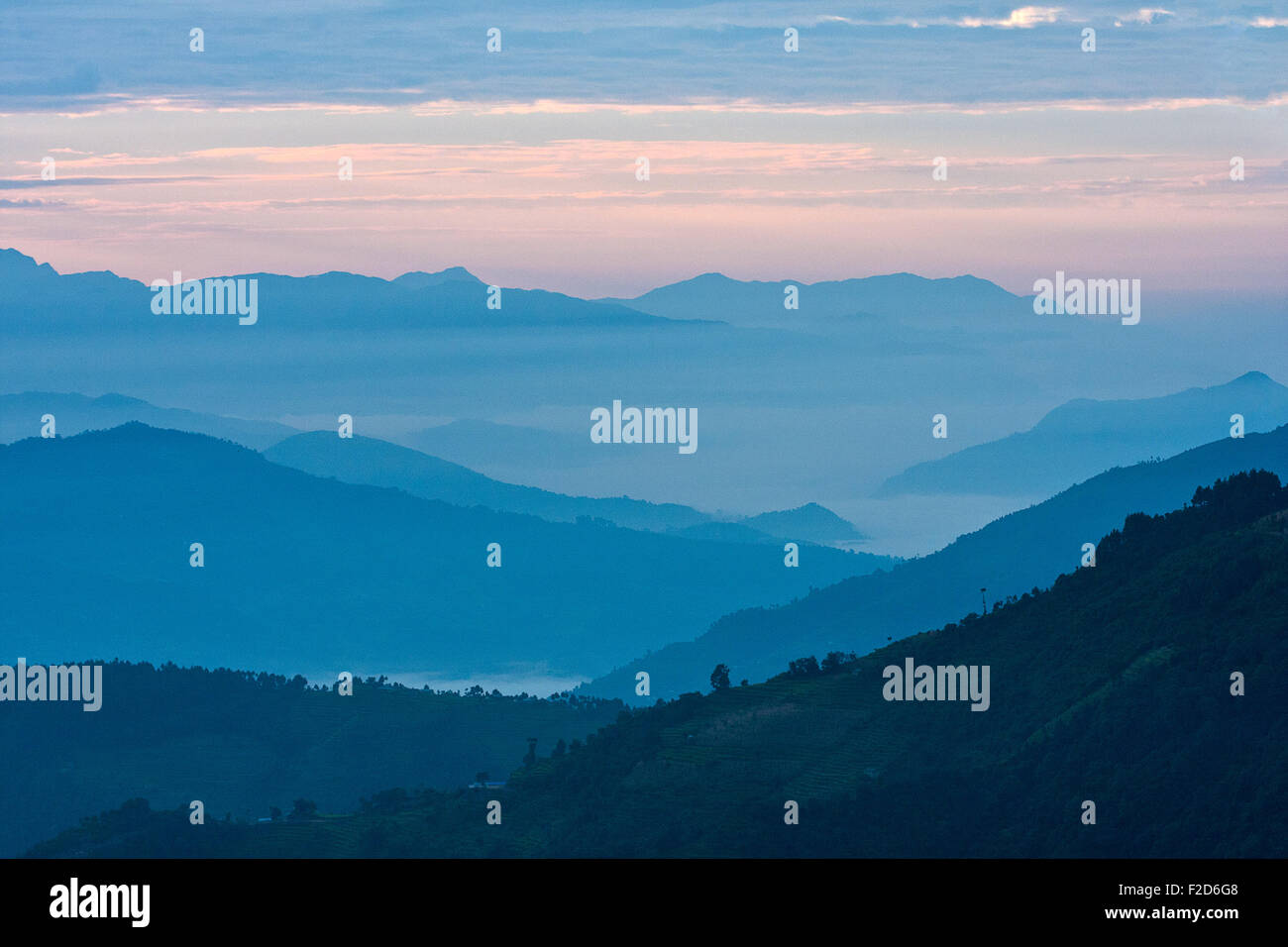 Vista sulle montagne in inizio di mattina di raggi di luce, in Himalaya, Langtang National Park, il Nepal Foto Stock