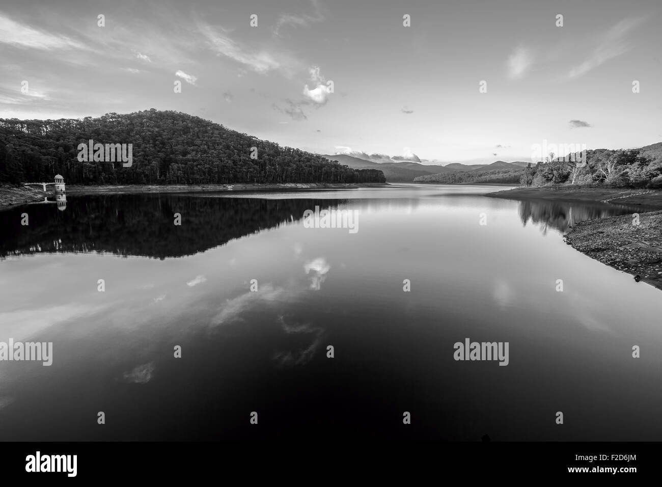 Bella riflessioni, Maroondah lago del serbatoio, Melbourne Victoria, al tramonto in bianco e nero. Foto Stock