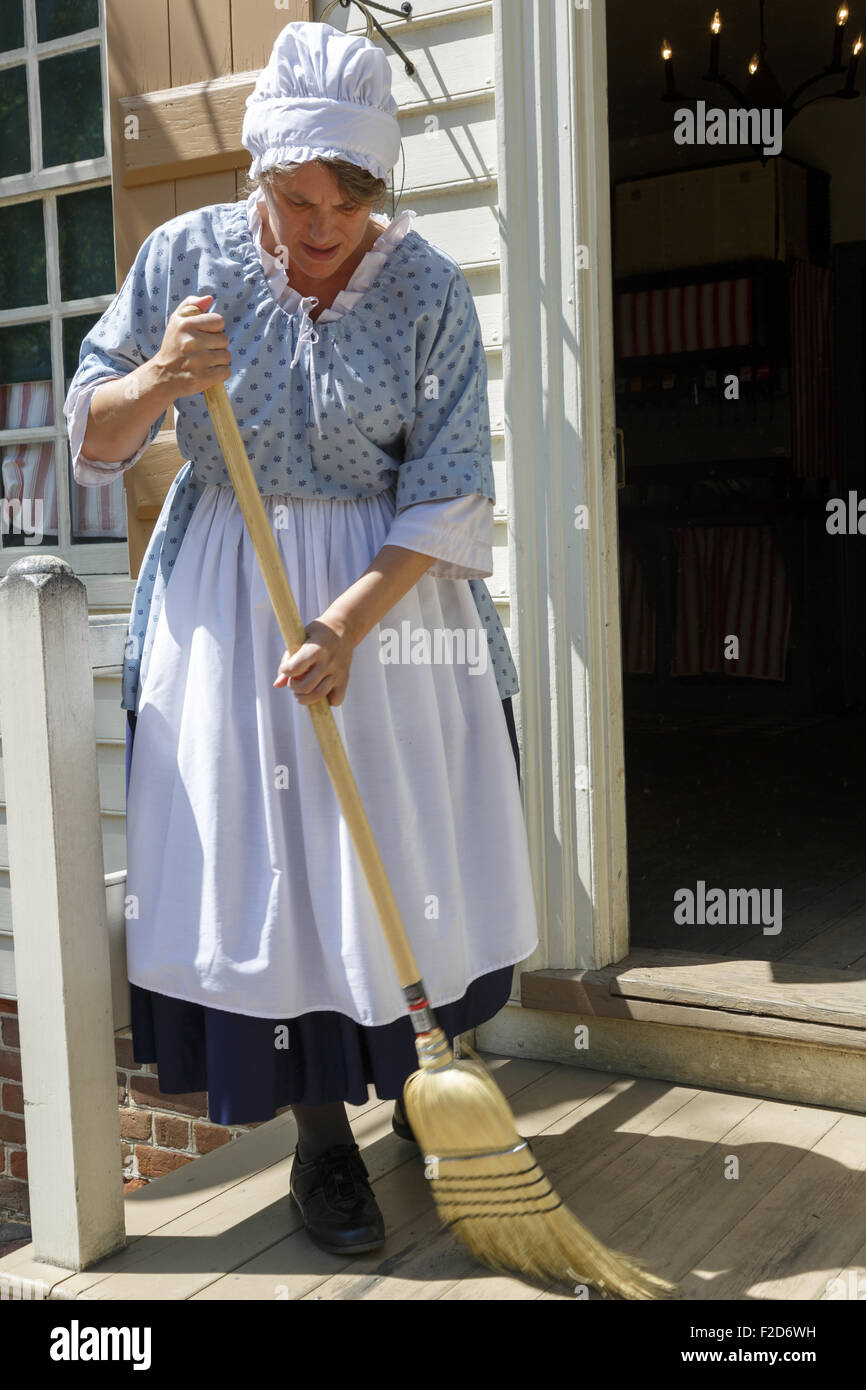Periodo femmina indossando costumi attore negozio di spazzamento passo Colonial Williamsburg museo storico vivente Virginia Foto Stock