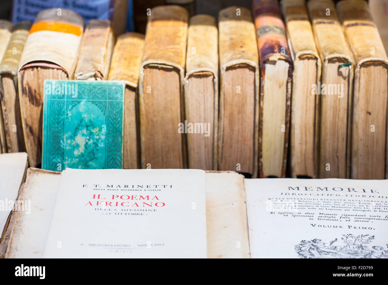 Close up di vecchi libri italiani nella strada del mercato Foto Stock