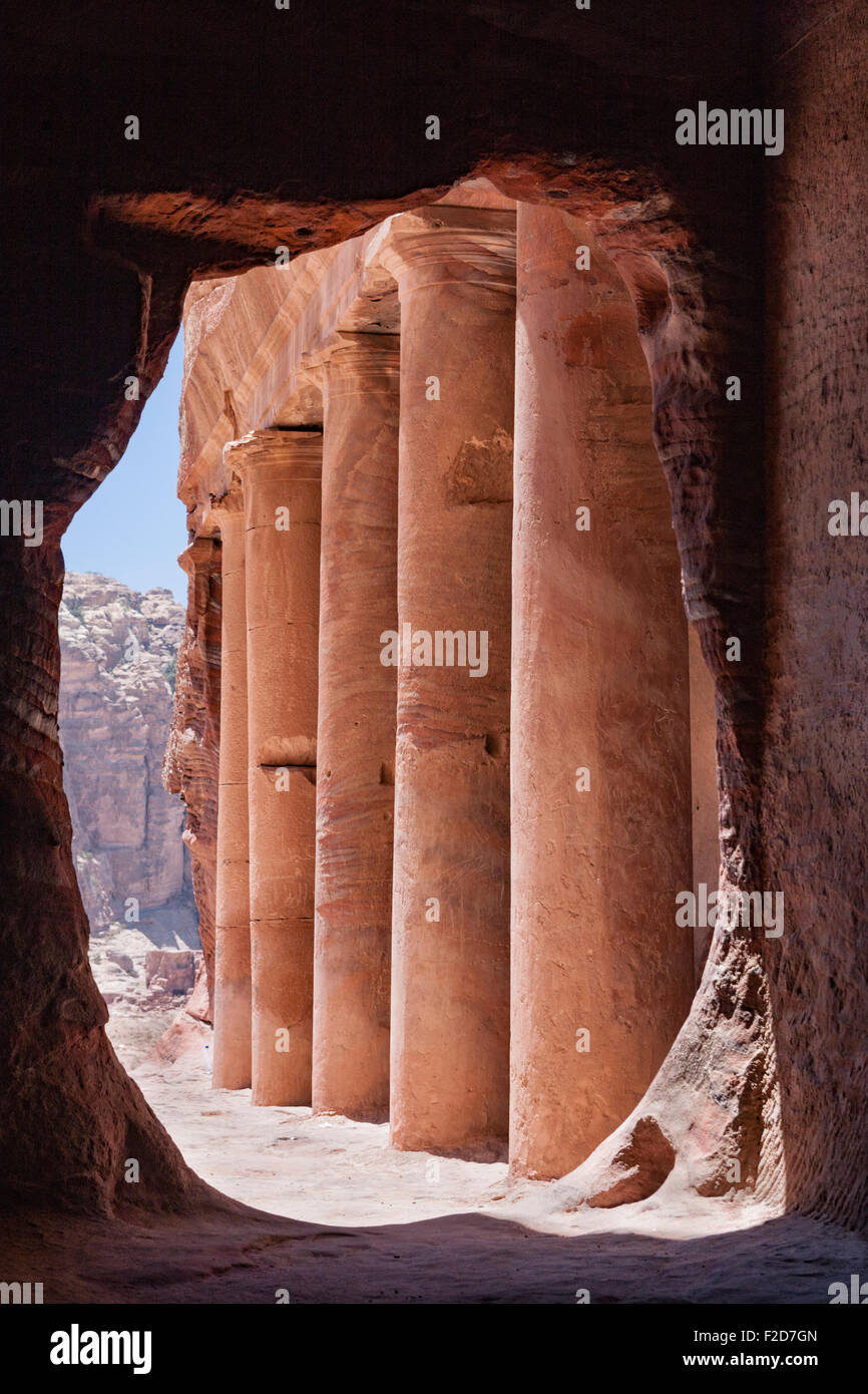Urna tomba portico incorniciata da pietra tomba portale di Nabataean rovine di Petra Wadi Musa, Giordania Foto Stock