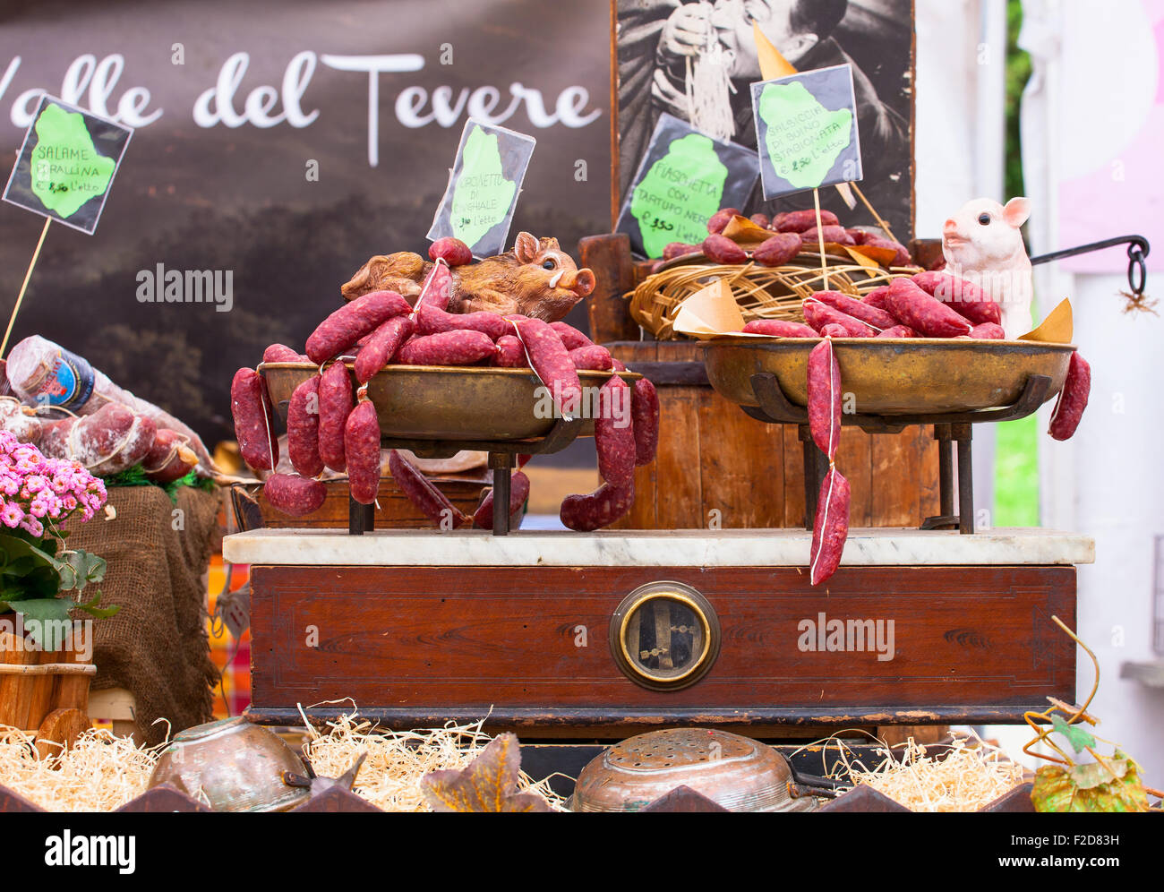 Close up di deliziosi salumi italiani sulla scala vintage Foto Stock