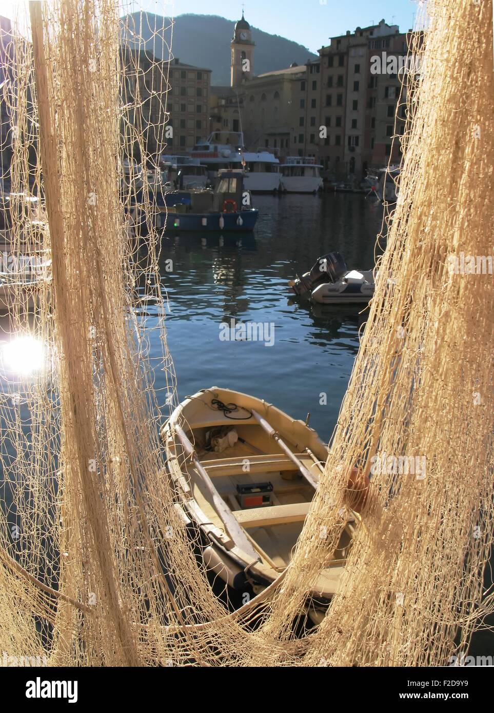 Tutina in rete e barca. Camogli, Italia Foto Stock