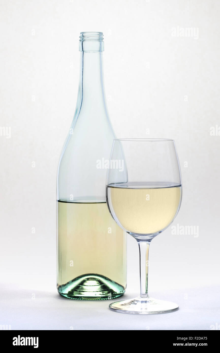 Vino bianco e vetro bottiglia islolated su sfondo bianco Foto Stock