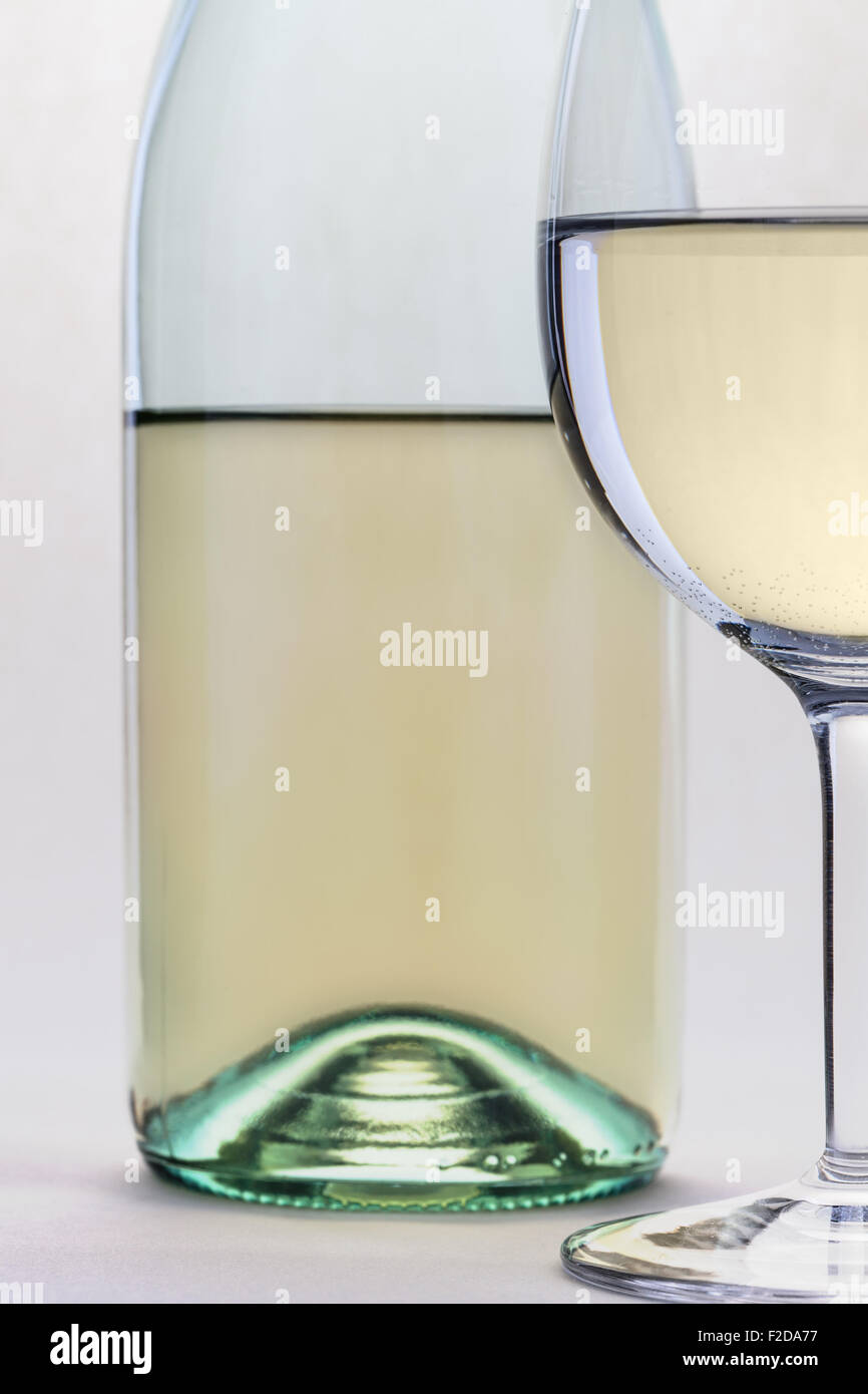 Vino bianco e vetro bottiglia closeup isolati su sfondo bianco Foto Stock